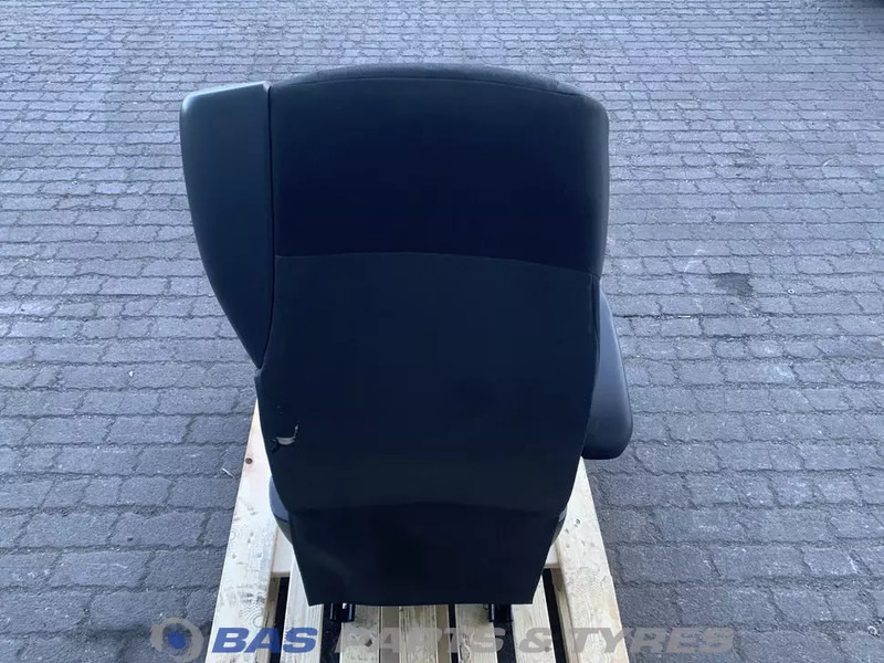 DAF CF Euro 6 - Ülés - Teherautó: 3 kép. DAF CF Euro 6 - Ülés - Teherautó: 3 kép.