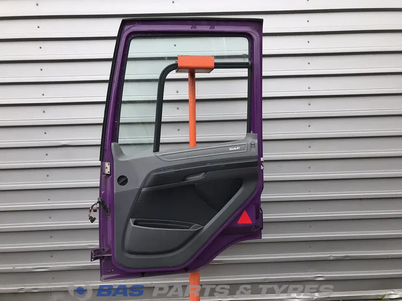 DAF CF Euro 6 Portier Rechts DAF 1355334 - Ajtó és alkatrészek - Teherautó: 2 kép. DAF CF Euro 6 Portier Rechts DAF 1355334 - Ajtó és alkatrészek - Teherautó: 2 kép.