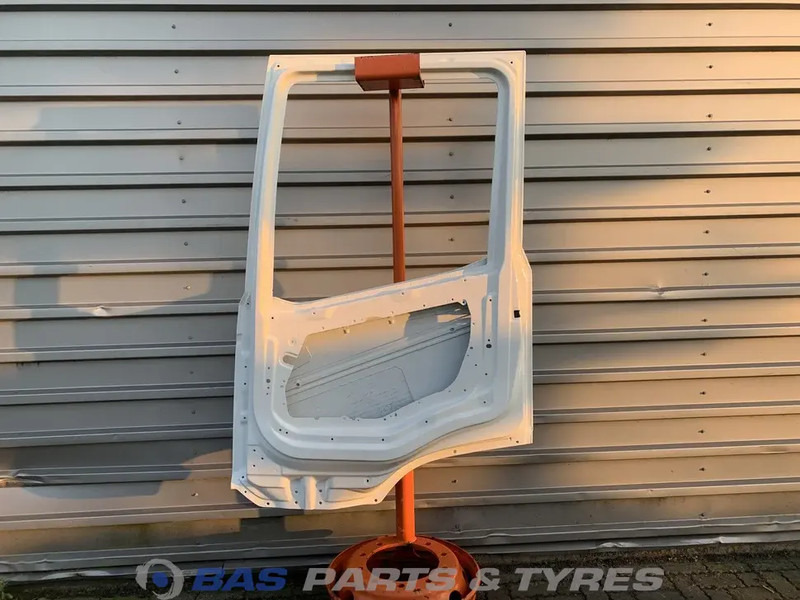 DAF XF G2 Portier Rechts DAF 2197012 - Ajtó és alkatrészek - Teherautó: 2 kép. DAF XF G2 Portier Rechts DAF 2197012 - Ajtó és alkatrészek - Teherautó: 2 kép.