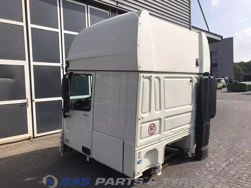 DAF XF106 - Fülke és belső tér - Teherautó: 3 kép. DAF XF106 - Fülke és belső tér - Teherautó: 3 kép.