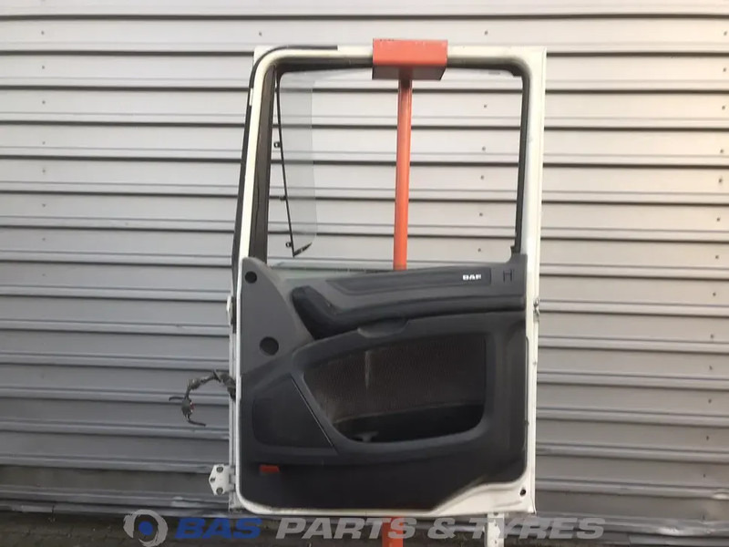 DAF XF106 Portier Rechts DAF 1881863 - Ajtó és alkatrészek - Teherautó: 2 kép. DAF XF106 Portier Rechts DAF 1881863 - Ajtó és alkatrészek - Teherautó: 2 kép.