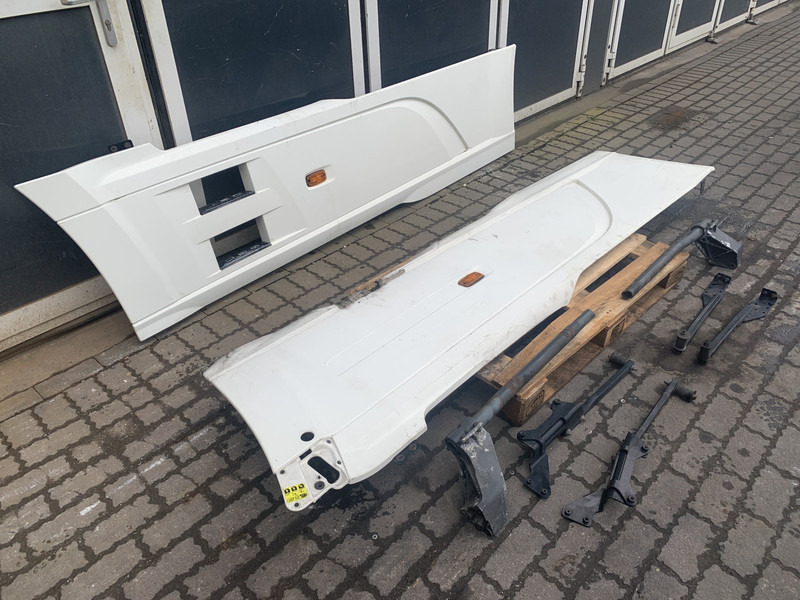 DAF XF106 Sideskirt Set DAF 1903109 - Karosszéria és külső - Teherautó: 2 kép. DAF XF106 Sideskirt Set DAF 1903109 - Karosszéria és külső - Teherautó: 2 kép.