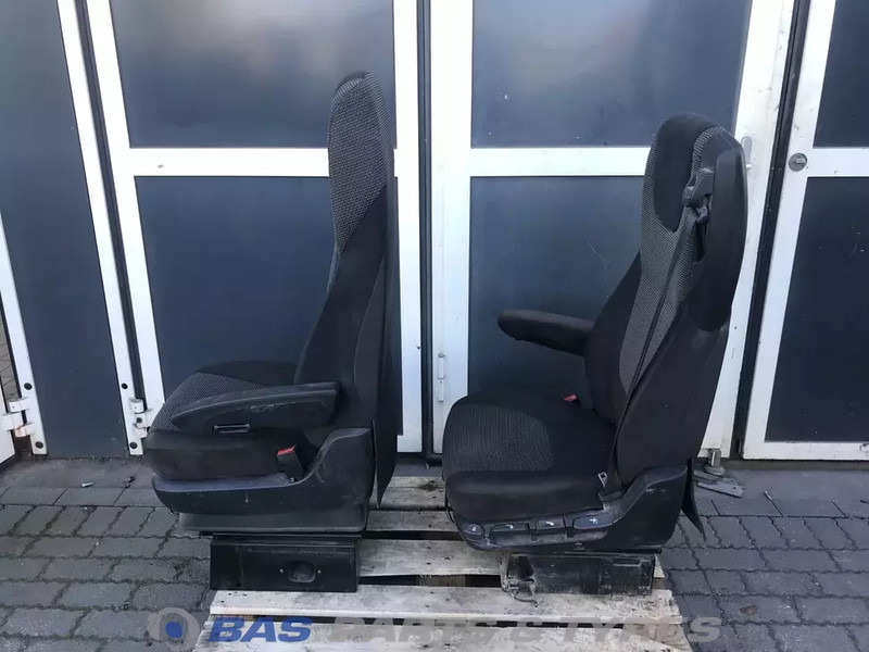 DAF XF106 Stoelen set DAF 1844320 - Ülés - Teherautó: 2 kép. DAF XF106 Stoelen set DAF 1844320 - Ülés - Teherautó: 2 kép.