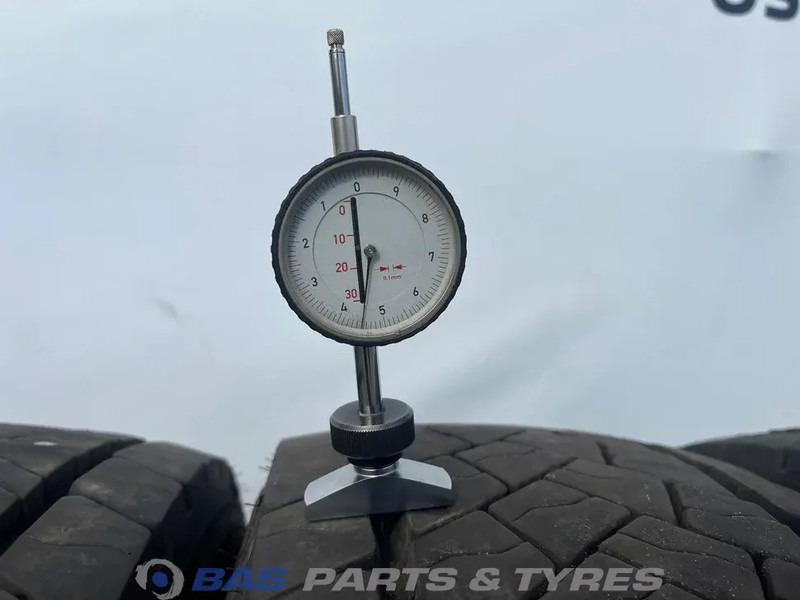 Goodyear - Gumiabroncs - Teherautó: 3 kép. Goodyear - Gumiabroncs - Teherautó: 3 kép.