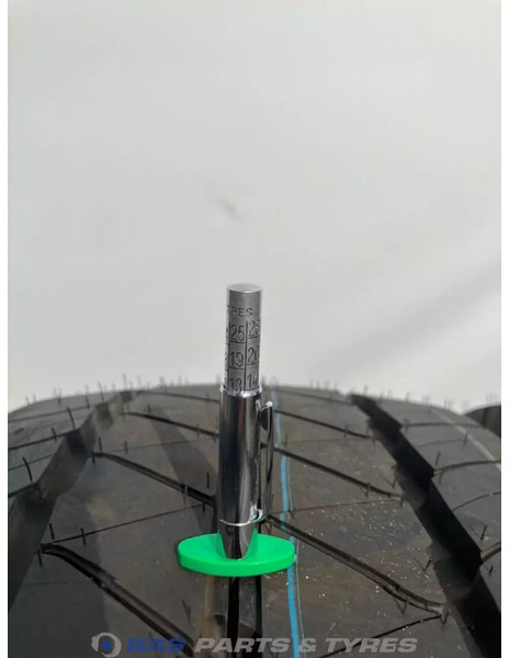 Goodyear - Gumiabroncs - Teherautó: 3 kép. Goodyear - Gumiabroncs - Teherautó: 3 kép.