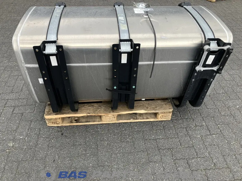 MAN Brandstoftank MAN 710 Liter 81122016766 - Üzemanyag tartály - Teherautó: 2 kép. MAN Brandstoftank MAN 710 Liter 81122016766 - Üzemanyag tartály - Teherautó: 2 kép.