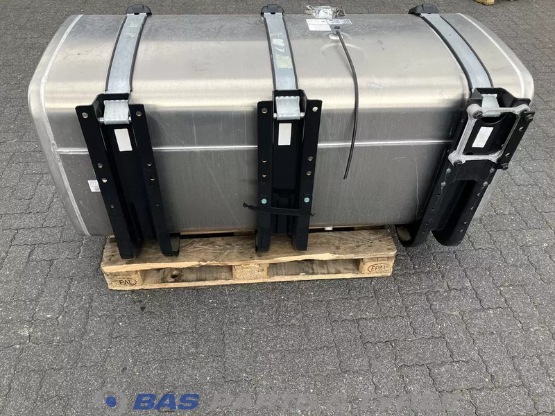 MAN Brandstoftank MAN 710 Liter 81122016766 - Üzemanyag tartály - Teherautó: 2 kép. MAN Brandstoftank MAN 710 Liter 81122016766 - Üzemanyag tartály - Teherautó: 2 kép.