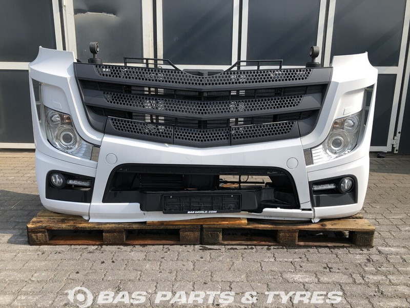 Mercedes-Benz Actros MP4 - Lökhárító - Teherautó: 1 kép. Mercedes-Benz Actros MP4 - Lökhárító - Teherautó: 1 kép.
