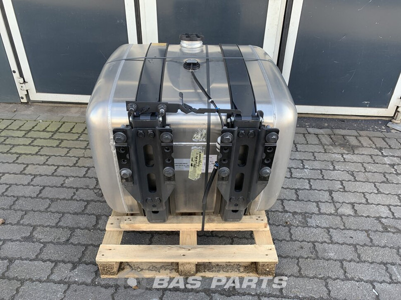 Mercedes-Benz - Üzemanyag tartály - Teherautó: 3 kép. Mercedes-Benz - Üzemanyag tartály - Teherautó: 3 kép.