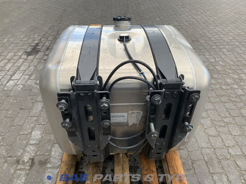 Mercedes-Benz - Üzemanyag tartály - Teherautó: 3 kép. Mercedes-Benz - Üzemanyag tartály - Teherautó: 3 kép.