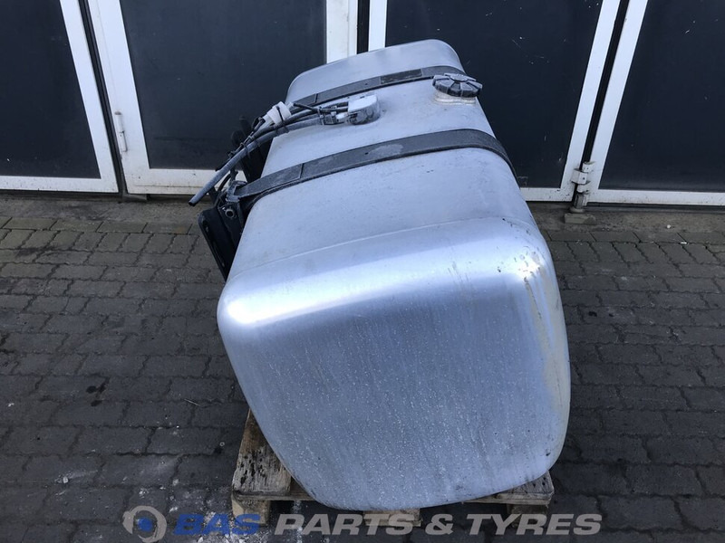Mercedes-Benz - Üzemanyag tartály - Teherautó: 2 kép. Mercedes-Benz - Üzemanyag tartály - Teherautó: 2 kép.