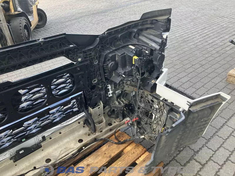 Renault T-Serie Evolution - Lökhárító - Teherautó: 4 kép. Renault T-Serie Evolution - Lökhárító - Teherautó: 4 kép.
