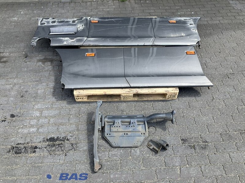 Scania S-Serie NextGen Sideskirt Set Scania 2623617 - Karosszéria és külső - Teherautó: 1 kép. Scania S-Serie NextGen Sideskirt Set Scania 2623617 - Karosszéria és külső - Teherautó: 1 kép.