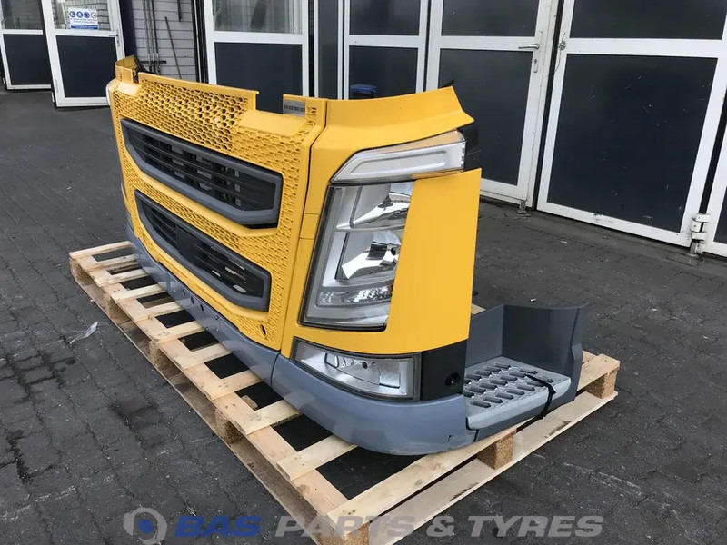 Volvo FH4 - Lökhárító - Teherautó: 2 kép. Volvo FH4 - Lökhárító - Teherautó: 2 kép.