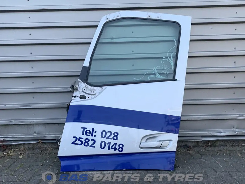 Volvo FH4 - Ajtó és alkatrészek - Teherautó: 1 kép. Volvo FH4 - Ajtó és alkatrészek - Teherautó: 1 kép.