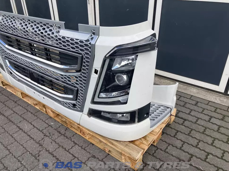 Volvo FH4 - Lökhárító - Teherautó: 2 kép. Volvo FH4 - Lökhárító - Teherautó: 2 kép.