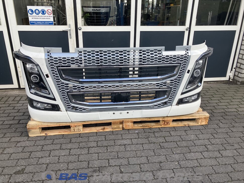 Volvo FH4 - Lökhárító - Teherautó: 1 kép. Volvo FH4 - Lökhárító - Teherautó: 1 kép.