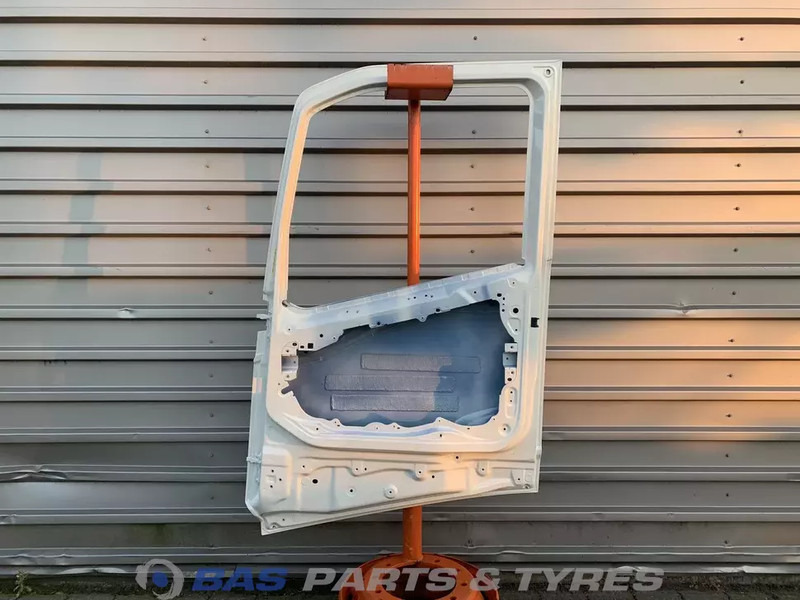 Volvo FH4 Portier Rechts Volvo 82183386 - Ajtó és alkatrészek - Teherautó: 2 kép. Volvo FH4 Portier Rechts Volvo 82183386 - Ajtó és alkatrészek - Teherautó: 2 kép.