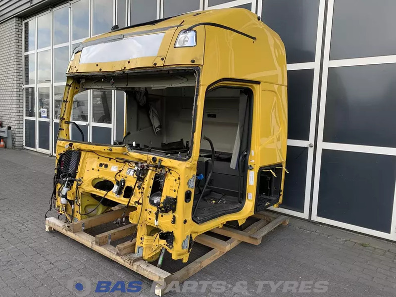 Volvo FH4B Volvo Globetrotter XL L2H3 82198658 - Fülke és belső tér - Teherautó: 1 kép. Volvo FH4B Volvo Globetrotter XL L2H3 82198658 - Fülke és belső tér - Teherautó: 1 kép.