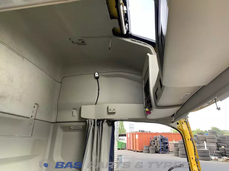 Volvo FH4B Volvo Globetrotter XL L2H3 82198658 - Fülke és belső tér - Teherautó: 5 kép. Volvo FH4B Volvo Globetrotter XL L2H3 82198658 - Fülke és belső tér - Teherautó: 5 kép.