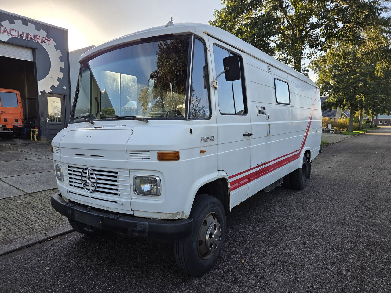 Mercedes-Benz L 613 D buscamper - Kempingautó: 1 kép. Mercedes-Benz L 613 D buscamper - Kempingautó: 1 kép.