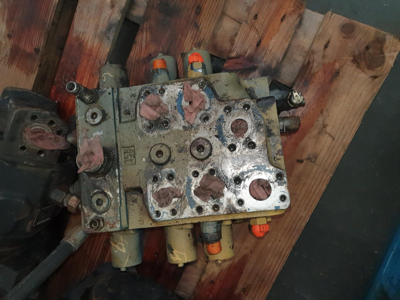 Distribuidor para Liebherr L564. M7305-02/3M7-22 - Alkatrész - Gumikerekes homlokrakodó: 1 kép. Distribuidor para Liebherr L564. M7305-02/3M7-22 - Alkatrész - Gumikerekes homlokrakodó: 1 kép.