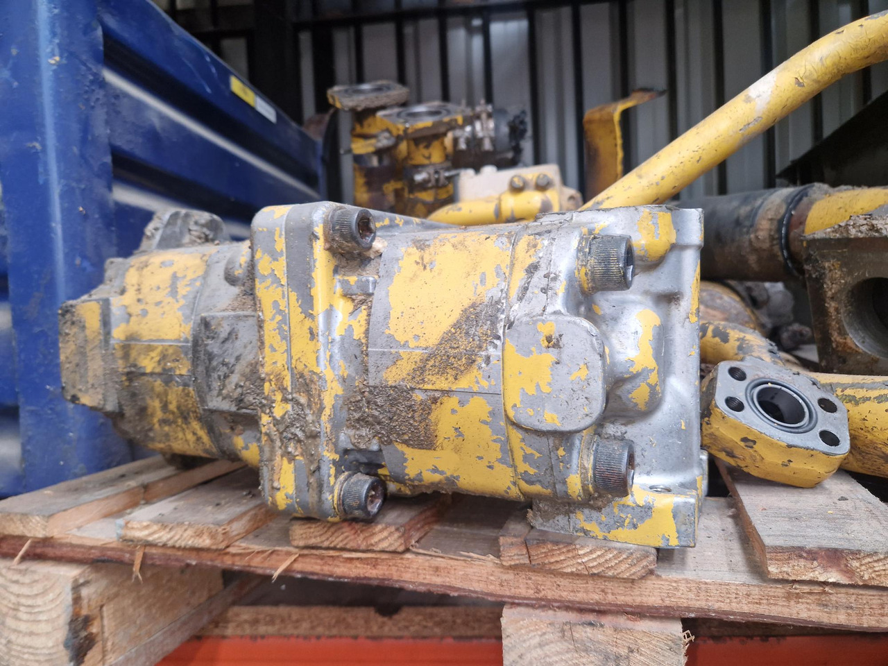 KOMATSU HD 465.3 - Alkatrész - Építőipari gépek: 5 kép. KOMATSU HD 465.3 - Alkatrész - Építőipari gépek: 5 kép.