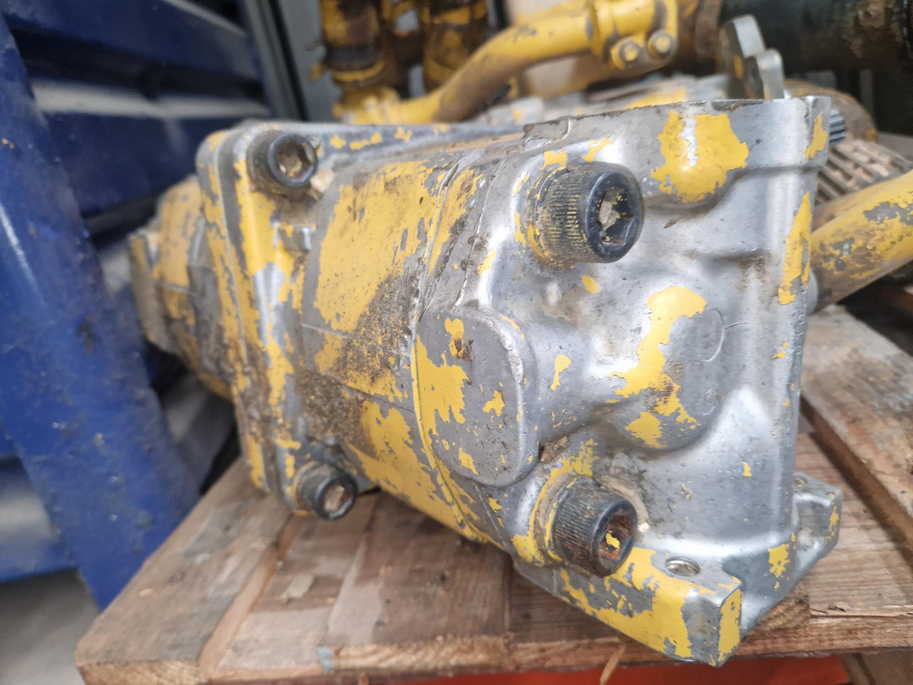 KOMATSU HD 465.3 - Alkatrész - Építőipari gépek: 4 kép. KOMATSU HD 465.3 - Alkatrész - Építőipari gépek: 4 kép.