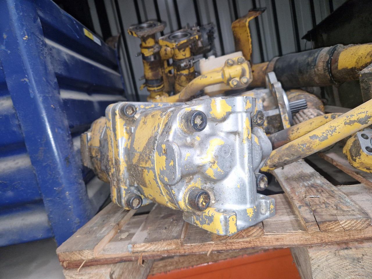KOMATSU HD 465.3 - Alkatrész - Építőipari gépek: 1 kép. KOMATSU HD 465.3 - Alkatrész - Építőipari gépek: 1 kép.
