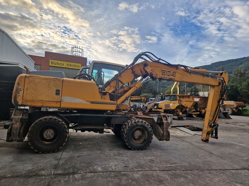 LIEBHERR A904C - Gumikerekes kotró: 4 kép. LIEBHERR A904C - Gumikerekes kotró: 4 kép.