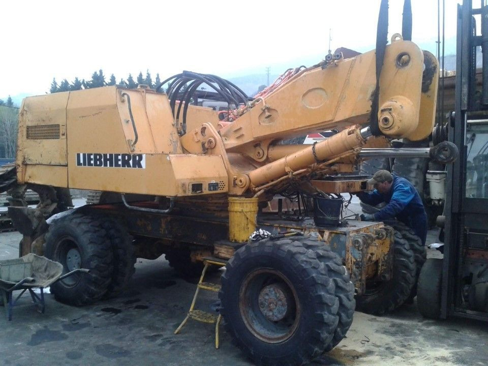 LIEBHERR A912 LI S/N: 358-481 (1991) - Gumikerekes kotró: 1 kép. LIEBHERR A912 LI S/N: 358-481 (1991) - Gumikerekes kotró: 1 kép.