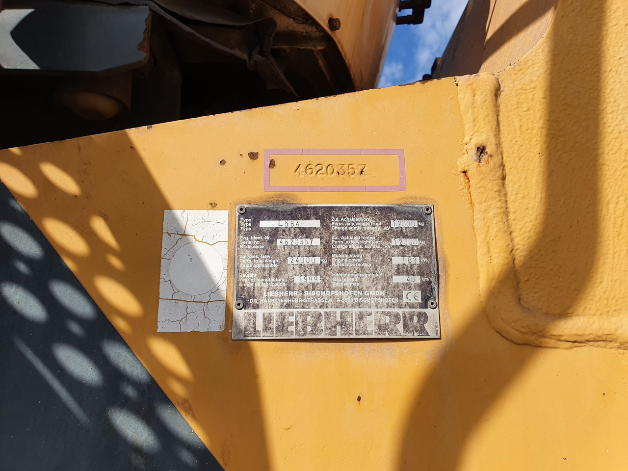 LIEBHERR L564 (1999) - Gumikerekes homlokrakodó: 2 kép. LIEBHERR L564 (1999) - Gumikerekes homlokrakodó: 2 kép.