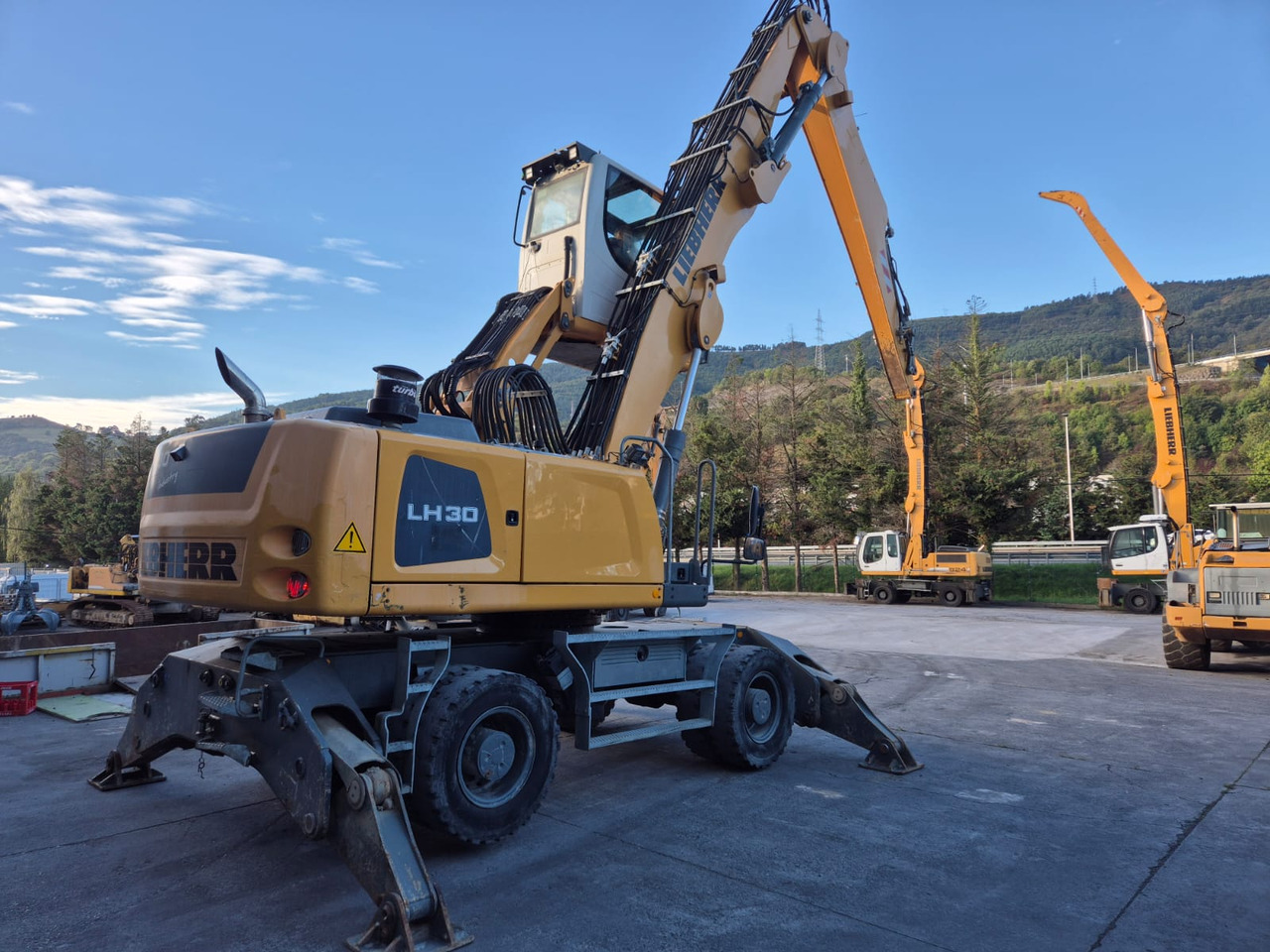 LIEBHERR LH30M - Hulladék kotró: 4 kép. LIEBHERR LH30M - Hulladék kotró: 4 kép.