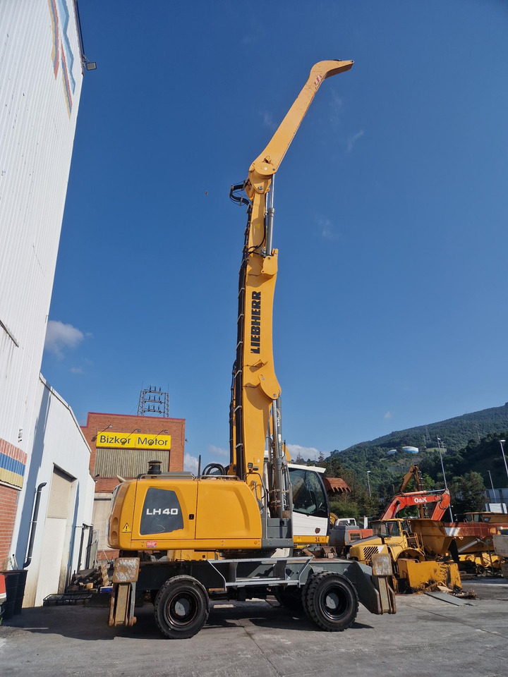 LIEBHERR LH40M - Hulladék kotró: 1 kép. LIEBHERR LH40M - Hulladék kotró: 1 kép.