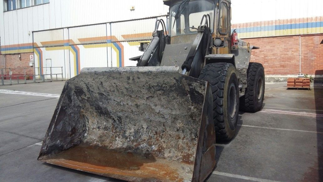 PALA CARGADORA VOLVO L90 - Gumikerekes homlokrakodó: 2 kép. PALA CARGADORA VOLVO L90 - Gumikerekes homlokrakodó: 2 kép.