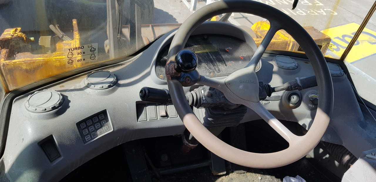 VOLVO L90D S/N 33264 - Gumikerekes homlokrakodó: 3 kép. VOLVO L90D S/N 33264 - Gumikerekes homlokrakodó: 3 kép.