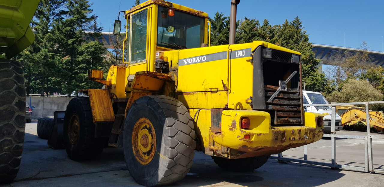 VOLVO L90D S/N 33264 - Gumikerekes homlokrakodó: 2 kép. VOLVO L90D S/N 33264 - Gumikerekes homlokrakodó: 2 kép.
