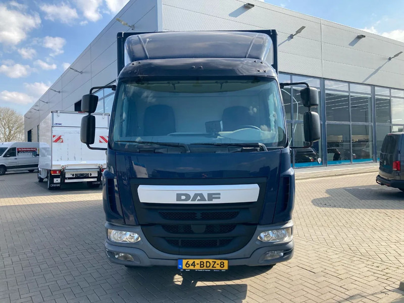 DAF LF 210 Day Cab, Plywood Box, Zijdeur, Laadklep - Dobozos felépítményű teherautó: 2 kép. DAF LF 210 Day Cab, Plywood Box, Zijdeur, Laadklep - Dobozos felépítményű teherautó: 2 kép.