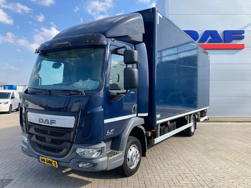 DAF LF 210 Day Cab, Plywood Box, Zijdeur, Laadklep - Dobozos felépítményű teherautó: 1 kép. DAF LF 210 Day Cab, Plywood Box, Zijdeur, Laadklep - Dobozos felépítményű teherautó: 1 kép.