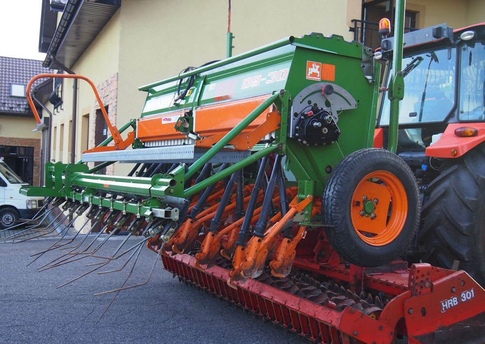 Agregat uprawowo-siewny Amazone HRB 301 I D9-30 2005 Agregat uprawowo siewny KUHN AMAZONE szerokość robocza 3m - Kombinált vetőgép: 5 kép. Agregat uprawowo-siewny Amazone HRB 301 I D9-30 2005 Agregat uprawowo siewny KUHN AMAZONE szerokość robocza 3m - Kombinált vetőgép: 5 kép.
