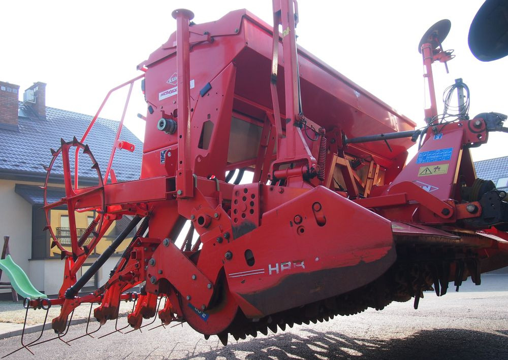 Agregat uprawowo-siewny Kuhn Kuhn HRB302D I INTEGRA 3000 2002 Brona wirowa + siewnik KUHN agregat uprawowo-siewny 3m - Kombinált vetőgép: 3 kép. Agregat uprawowo-siewny Kuhn Kuhn HRB302D I INTEGRA 3000 2002 Brona wirowa + siewnik KUHN agregat uprawowo-siewny 3m - Kombinált vetőgép: 3 kép.