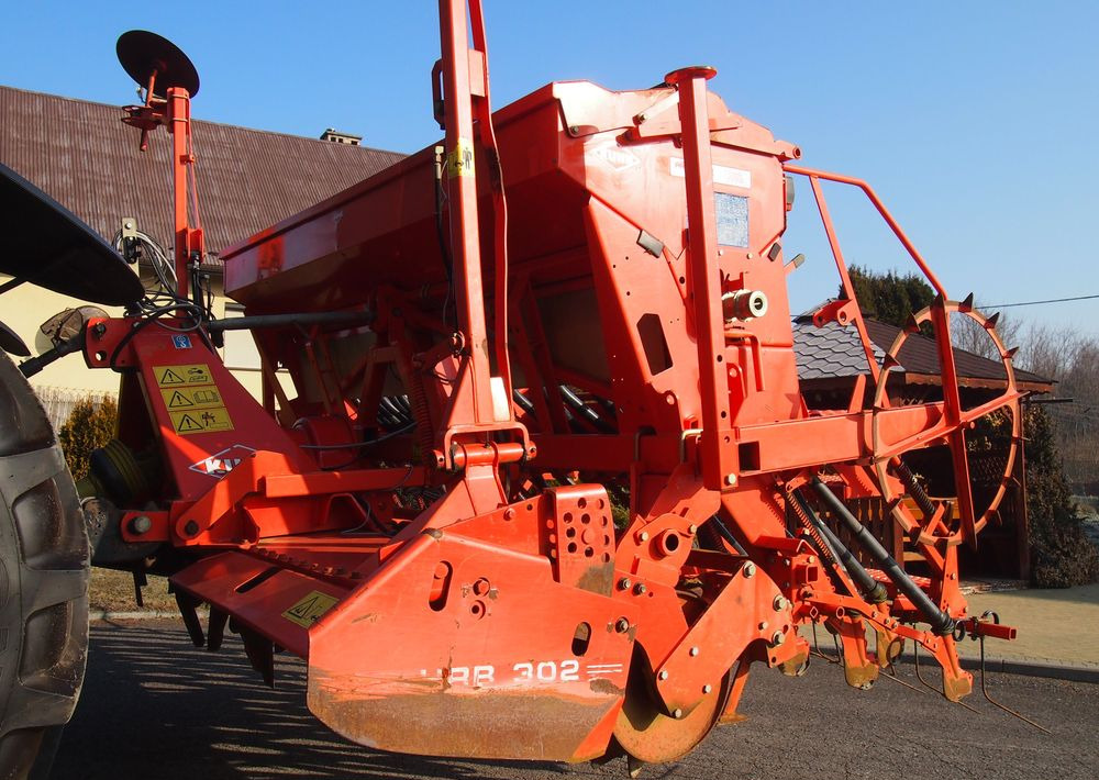 Agregat uprawowo-siewny Kuhn Kuhn HRB302D I INTEGRA 3000 2002 Brona wirowa + siewnik KUHN agregat uprawowo-siewny 3m - Kombinált vetőgép: 1 kép. Agregat uprawowo-siewny Kuhn Kuhn HRB302D I INTEGRA 3000 2002 Brona wirowa + siewnik KUHN agregat uprawowo-siewny 3m - Kombinált vetőgép: 1 kép.