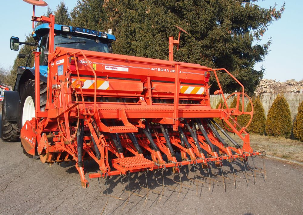 Agregat uprawowo-siewny Kuhn Kuhn HRB302D I INTEGRA 3000 2002 Brona wirowa + siewnik KUHN agregat uprawowo-siewny 3m - Kombinált vetőgép: 2 kép. Agregat uprawowo-siewny Kuhn Kuhn HRB302D I INTEGRA 3000 2002 Brona wirowa + siewnik KUHN agregat uprawowo-siewny 3m - Kombinált vetőgép: 2 kép.
