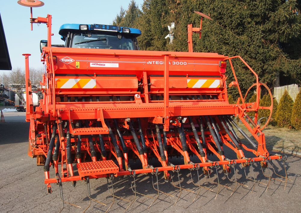 Agregat uprawowo-siewny Kuhn Kuhn HRB302D I INTEGRA 3000 2002 Brona wirowa + siewnik KUHN agregat uprawowo-siewny 3m - Kombinált vetőgép: 5 kép. Agregat uprawowo-siewny Kuhn Kuhn HRB302D I INTEGRA 3000 2002 Brona wirowa + siewnik KUHN agregat uprawowo-siewny 3m - Kombinált vetőgép: 5 kép.