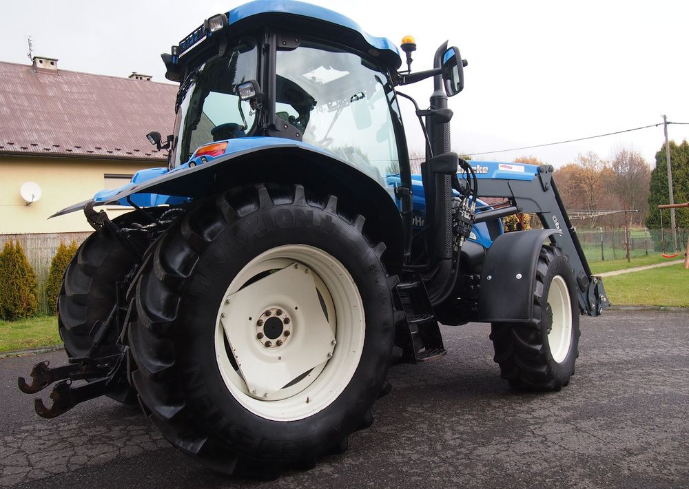 Ciągnik New Holland NH TS125A 6 cylindrów 2004 Ciągnik rolniczy New Holland TS125A - Traktor: 4 kép. Ciągnik New Holland NH TS125A 6 cylindrów 2004 Ciągnik rolniczy New Holland TS125A - Traktor: 4 kép.