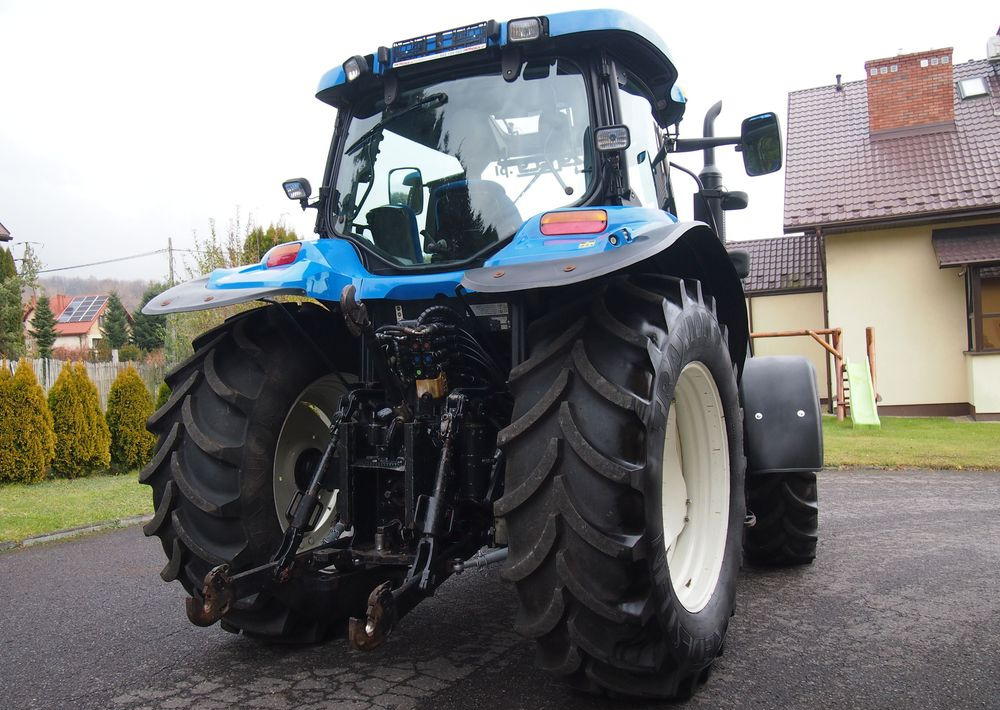 Ciągnik New Holland NH TS125A 6 cylindrów 2004 Ciągnik rolniczy New Holland TS125A - Traktor: 5 kép. Ciągnik New Holland NH TS125A 6 cylindrów 2004 Ciągnik rolniczy New Holland TS125A - Traktor: 5 kép.