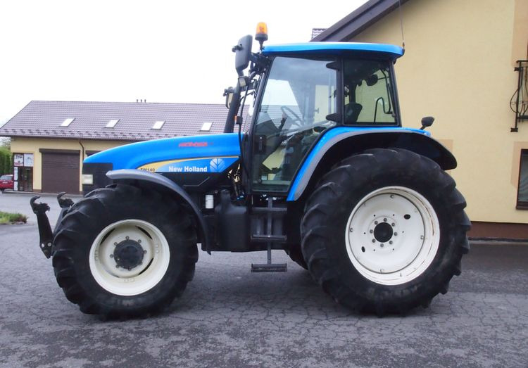 Ciągnik New Holland TM 140 2004 Przedni TUZ - Traktor: 5 kép. Ciągnik New Holland TM 140 2004 Przedni TUZ - Traktor: 5 kép.
