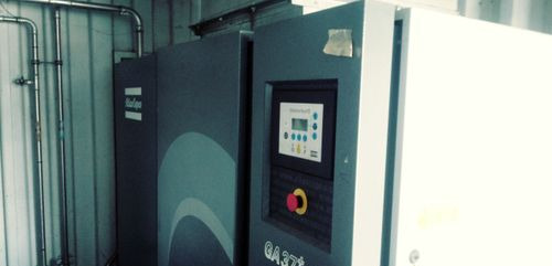 Kompresor Atlas Copco Atlas Copco GA37 Plus 2006 Kompresor sprężarka śrubowa - Légkompresszor: 1 kép. Kompresor Atlas Copco Atlas Copco GA37 Plus 2006 Kompresor sprężarka śrubowa - Légkompresszor: 1 kép.