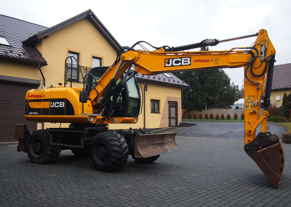 Koparka kołowa JCB JS145W 2011 Koparka JCB - Gumikerekes kotró: 1 kép. Koparka kołowa JCB JS145W 2011 Koparka JCB - Gumikerekes kotró: 1 kép.
