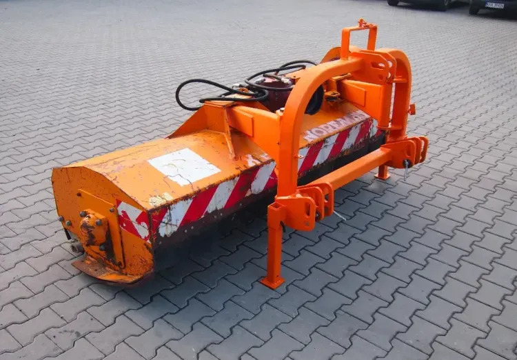 Kosiarka bijakowa 2M 2005 Szerokość robocza 2m - Szárzúzó: 3 kép. Kosiarka bijakowa 2M 2005 Szerokość robocza 2m - Szárzúzó: 3 kép.